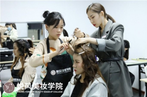  目前是文员，想辞职去学化妆，有前途吗？