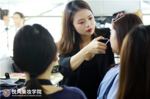  化妆师是否专业，从这五点很容易看出来！