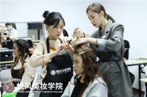 成为一名专业化妆师需要多久？