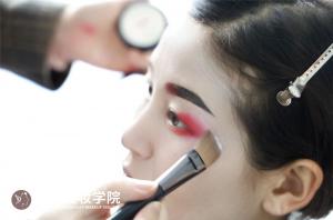 从零开始学化妆，实地探访推荐这热门化妆学校